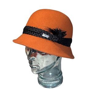 New Rust Betmar Tegan Wool Felt Cloche Hat Fedora Black Feathered Trim Accessory